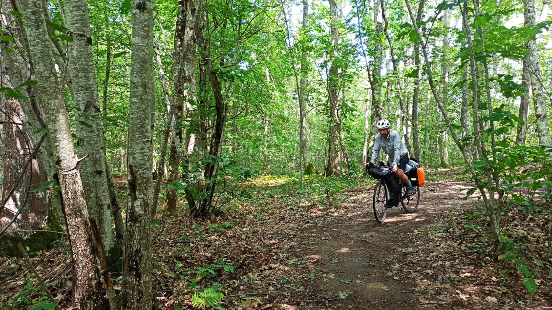 J5. Avec mes pneus résistants de 28mm, Tornado me permet de faire quelques sections hors route bien choisies. Mais rien à voir avec Pégase qui passe partout (mon VTT blanc bricolé pour la rando).