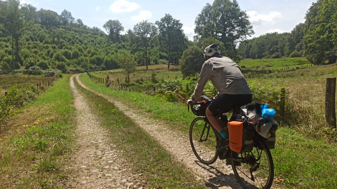 J6. Au final en renvoyant des affaires par la poste, j'ai gagné 1610g (les 10g sont très importants). Si mentalement je me suis senti allégé, pour être honnête une fois sur mon vélo je ne sens pas vraiment de différence 🙂