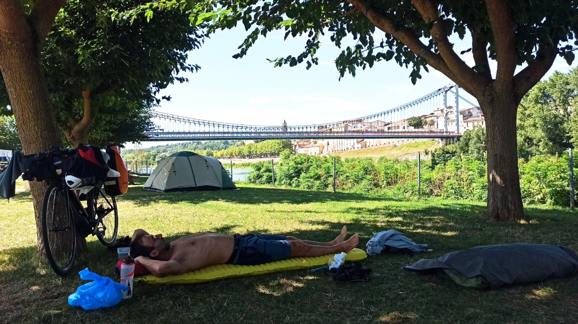 J8. Gare au somnoleur tapi dans l'ombre 🙂 Son matelas jaune trahit sa présence.