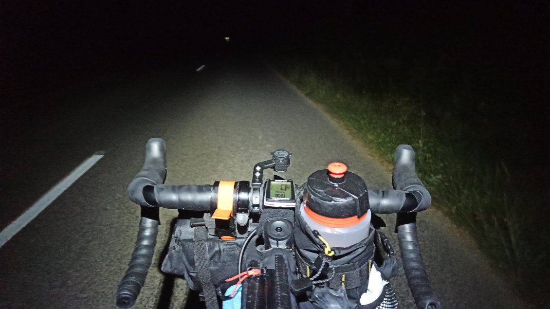 J11. Changement d'itinéraire, car de nuit je n'ai pas pu rester sur mes petites routes. Des chiens se sont amusés à sortir de leur ferme pour me courser ... d'autres attendaient ma venue au milieu de la route en aboyant 🙂