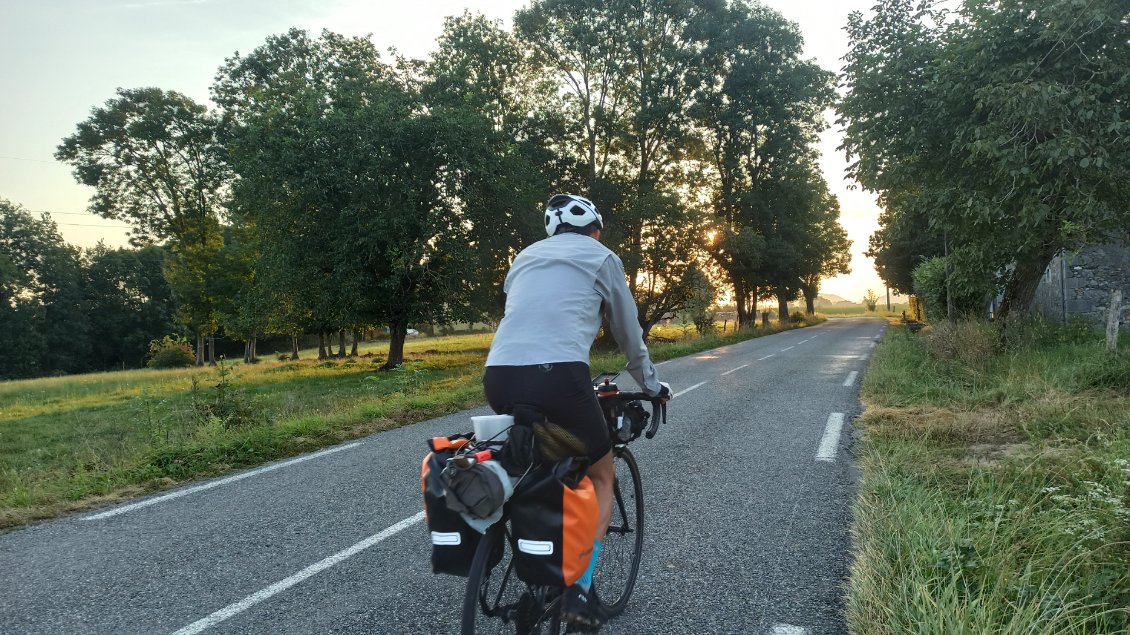 J11. Le soleil se lève sur le Piémont Pyrénéen.