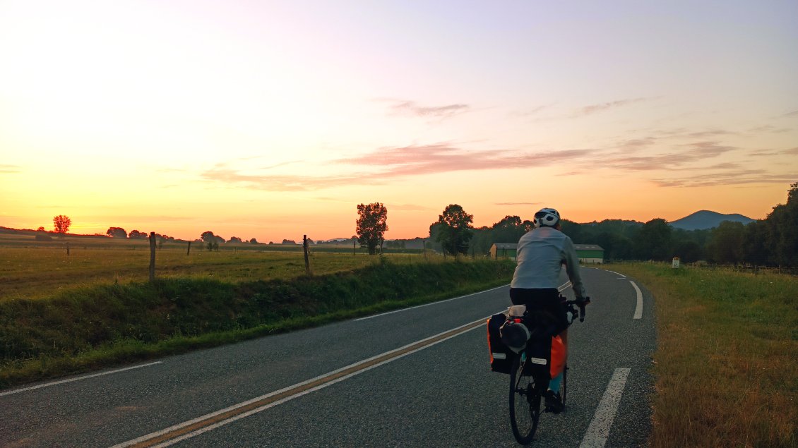 J11. Le soleil se lève sur le Piémont Pyrénéen.