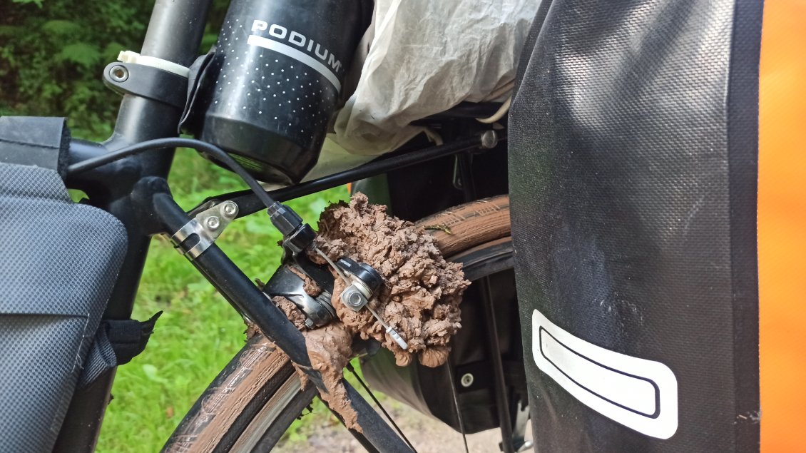 J12. Il semblerait que mon vélo n'aime pas trop la boue des chemins et du tunnel 🙂 Ca se réglera avec un 1er nettoyage avec des feuilles, puis un peu plus loin, dans un cimetière, avec un léger rinçage à l'eau.