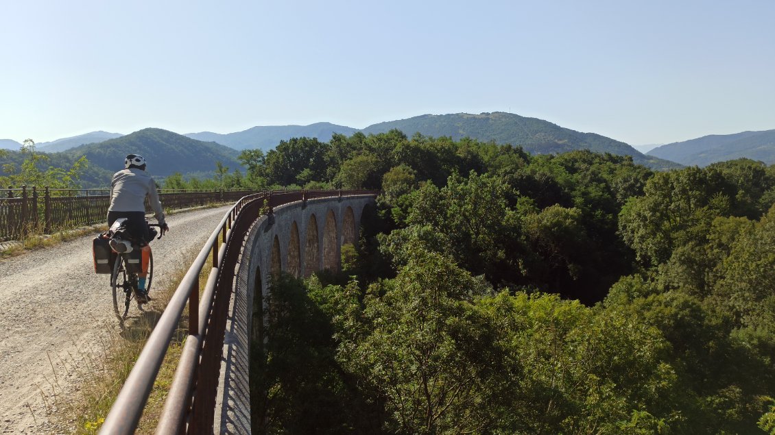 J12. La voie verte est une ancienne ligne de chemin de fer qui a été reconvertie.