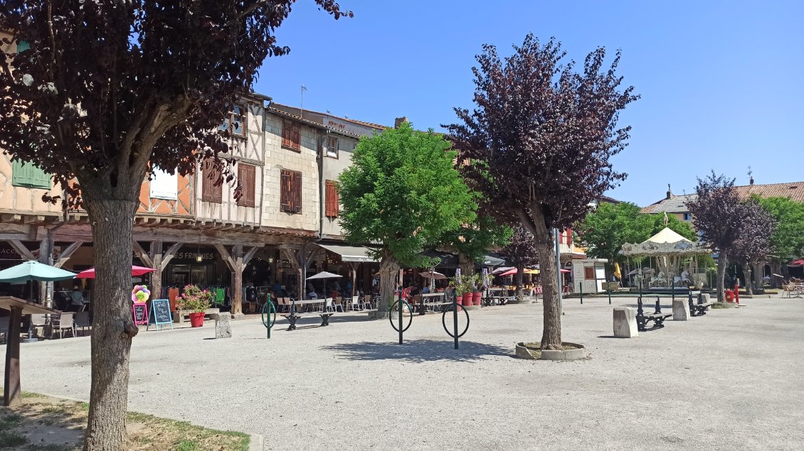 J12. Le voyage à vélo c'est aussi la traversée d'innombrables communes, comme ici à Mirepoix, où j'ai pris un déjeuner gargantuesque sur l'un des bancs de la place principale.