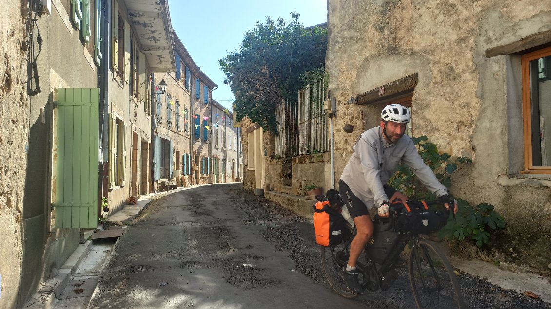 J13. J'aime à passer dans le centre des petites communes pas forcément touristiques, comme ici à Bugarach. J'y passe un moment régénérateur qui fait partie du voyage.
