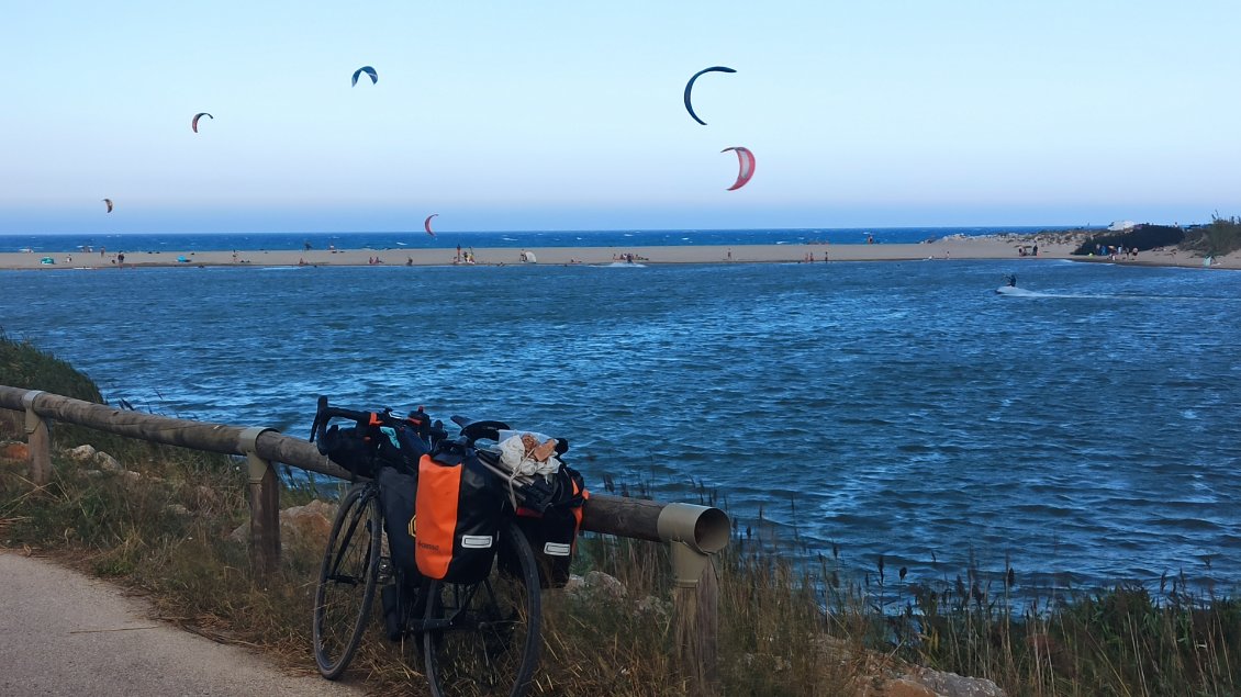 J13. Pressé d'arriver, attiré par l'odeur de l'écurie (je rends visite à ma famille), j'ai finalement rallongé l'étape du jour à 200km avec 38°C réels l'après-midi 🙂 Me voilà déjà face à la Méditerranée.