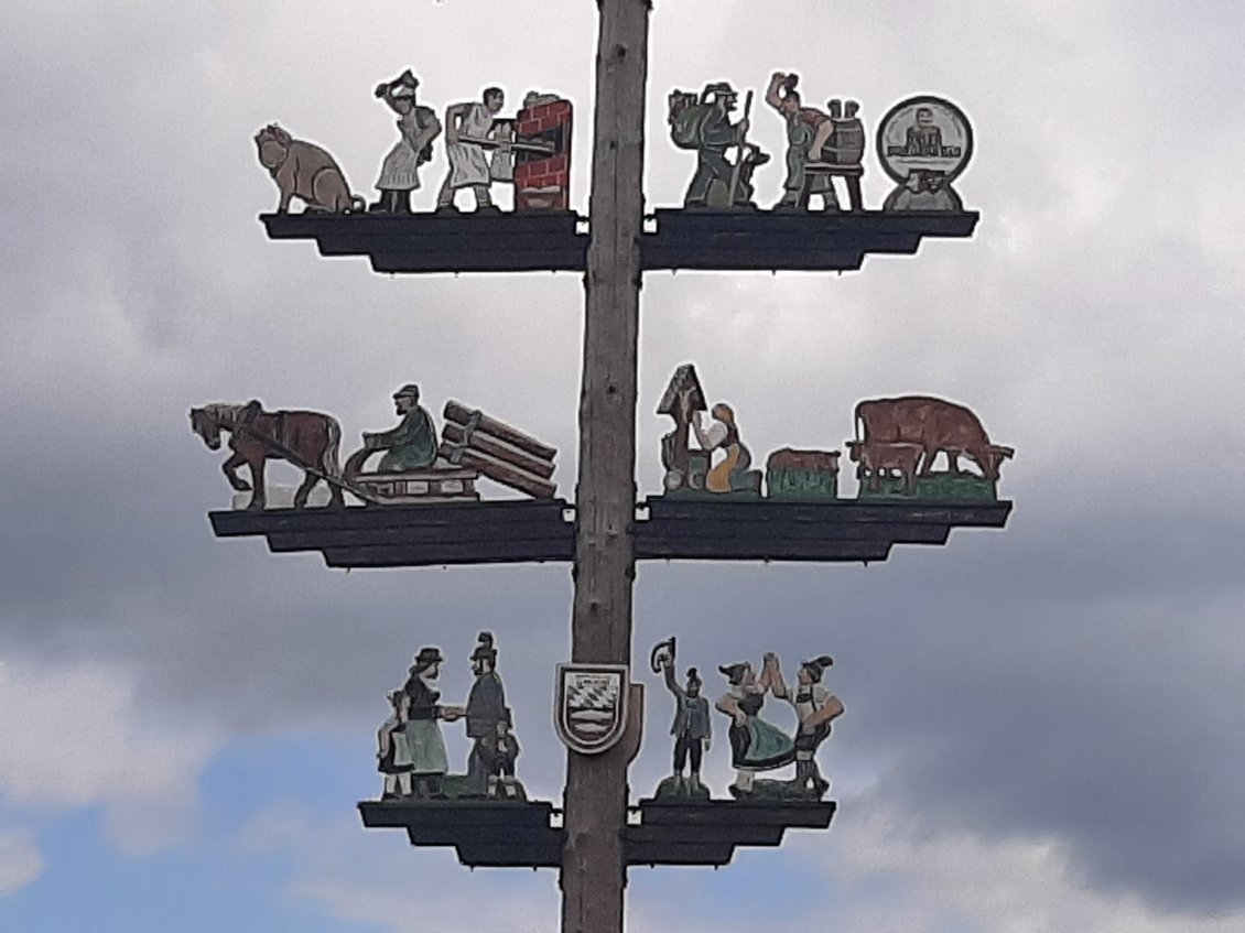 Mât de cocagne, symbole de bonheur et de fertilité.