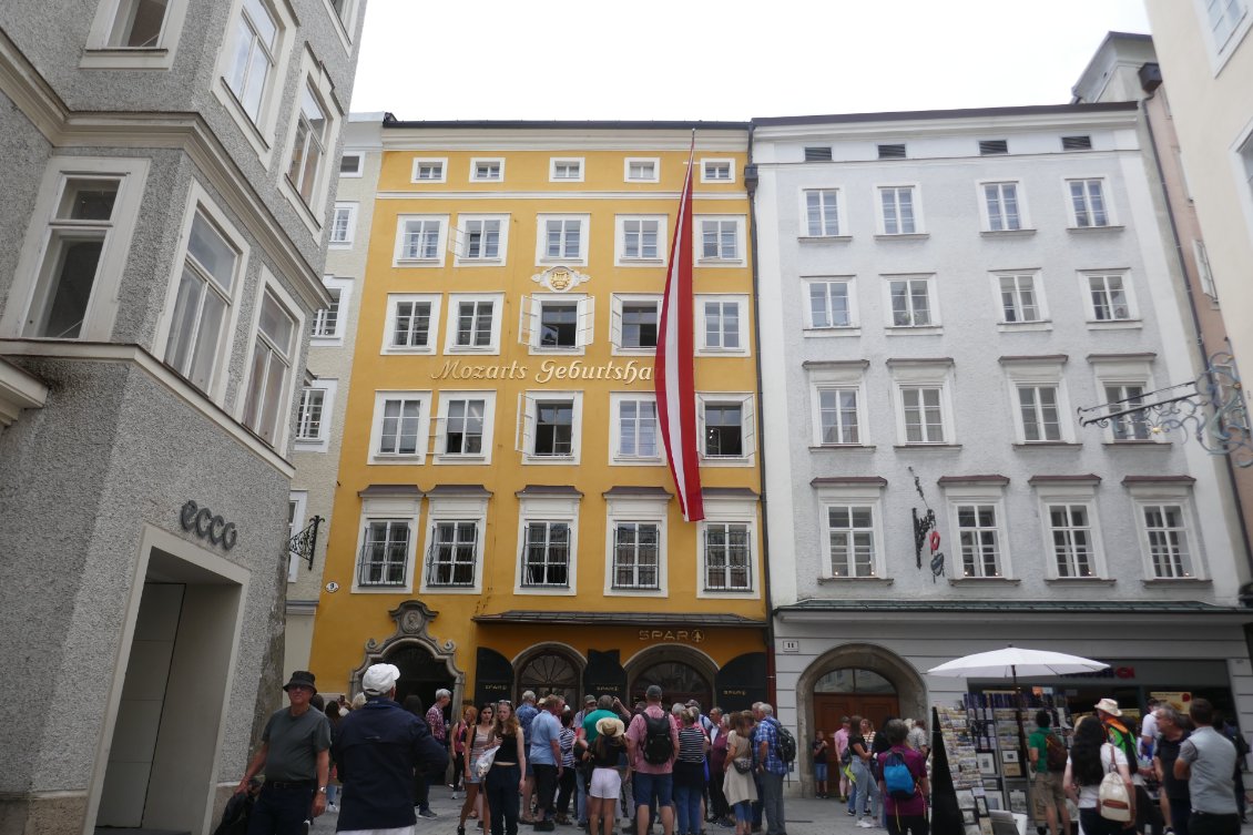La maison natale de Mozart attire les touristes.