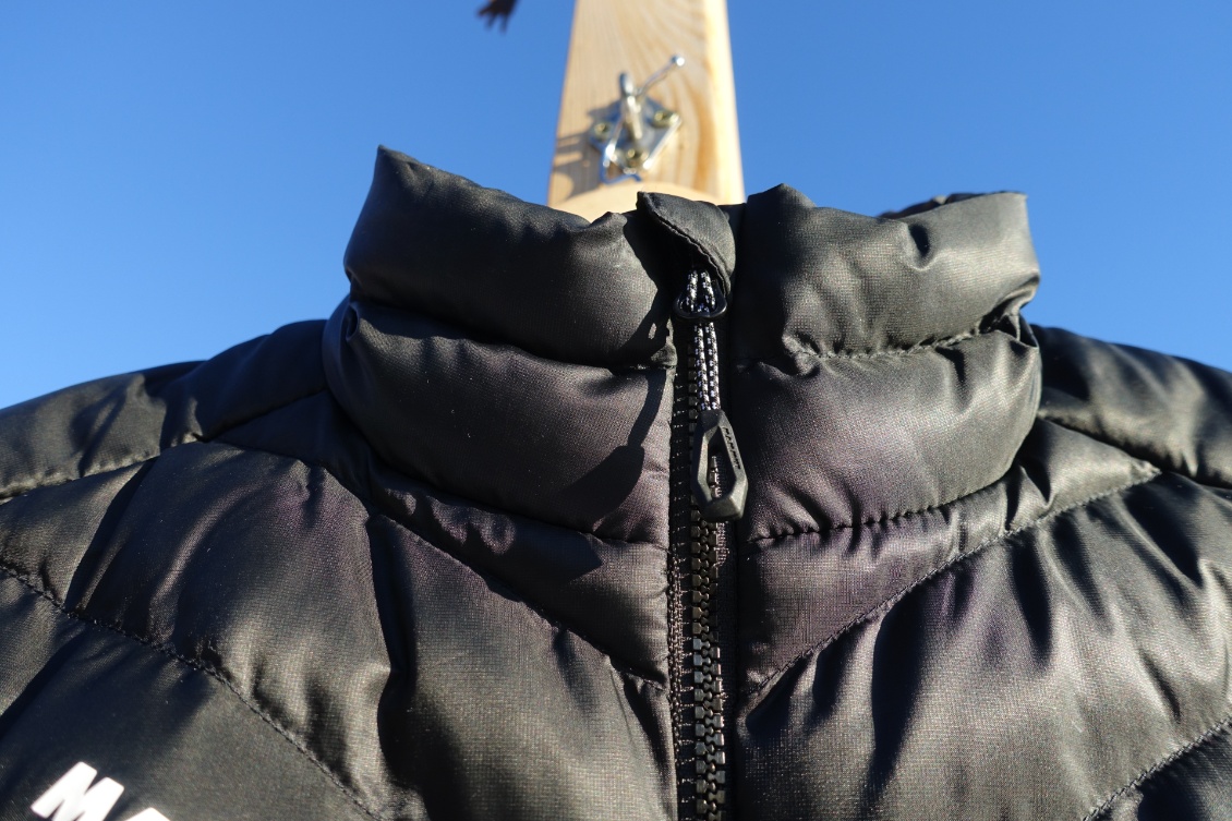 Le zip frontal à tirette allongée et doublure confortable au niveau du cou.