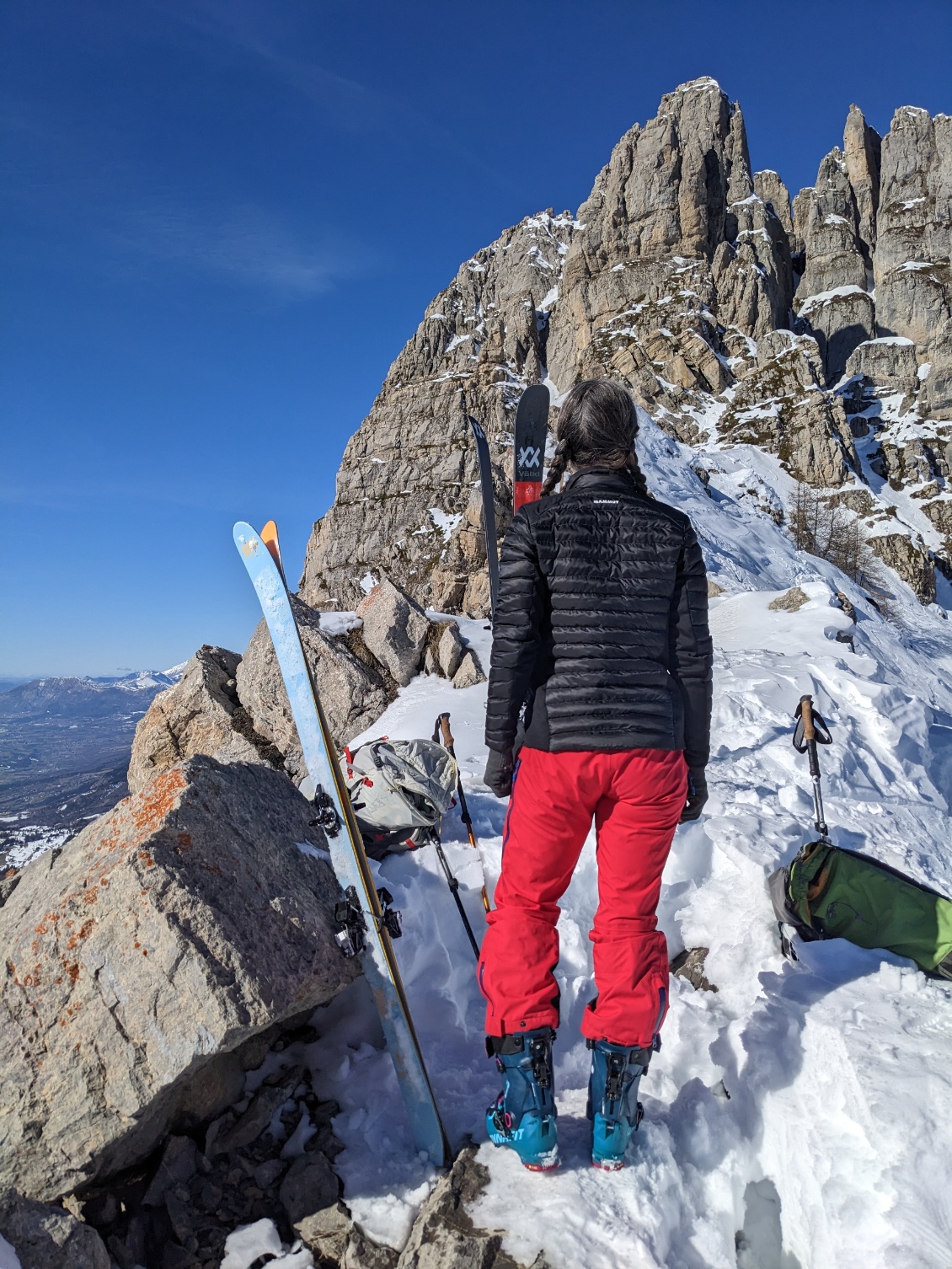 Utilisation à ski de randonnée, ici lors d'une pause.
Coupe réussie et ajustée.