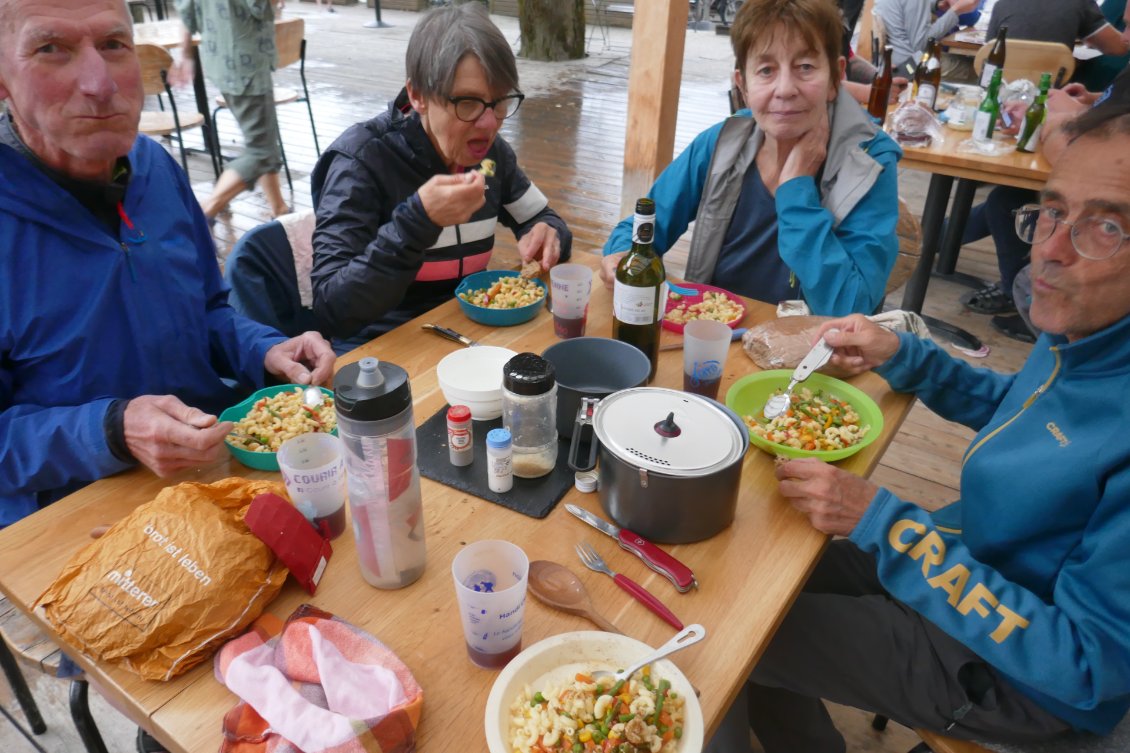 Bien installés pour le repas du soir.