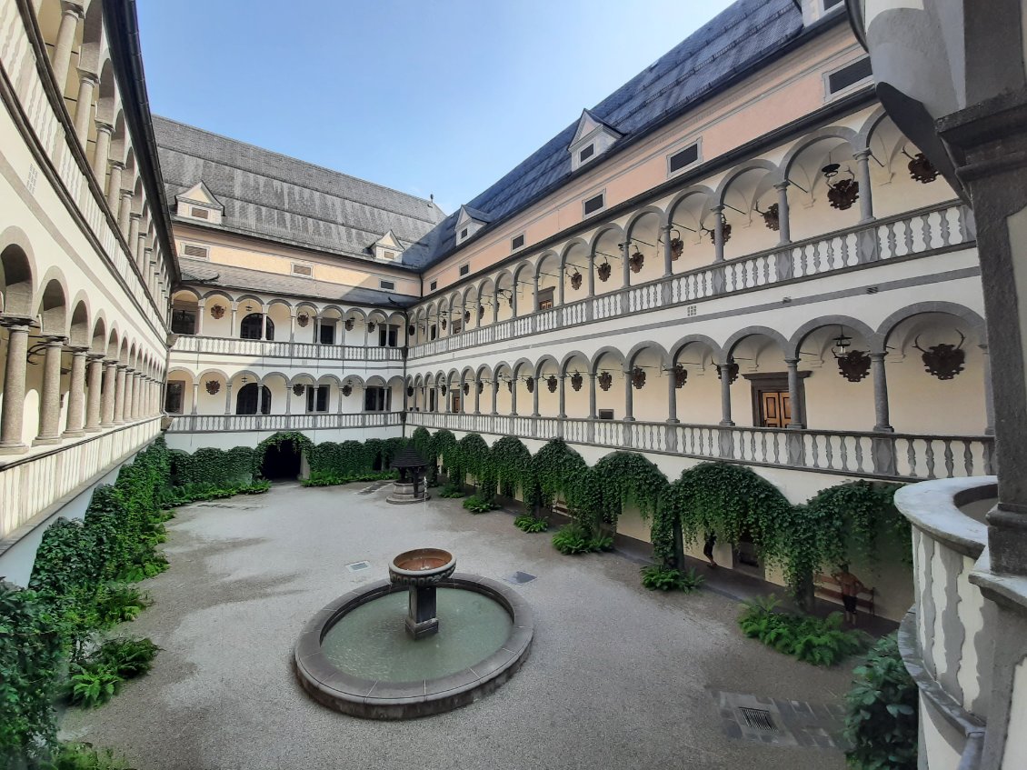 Cour du château très imposante.