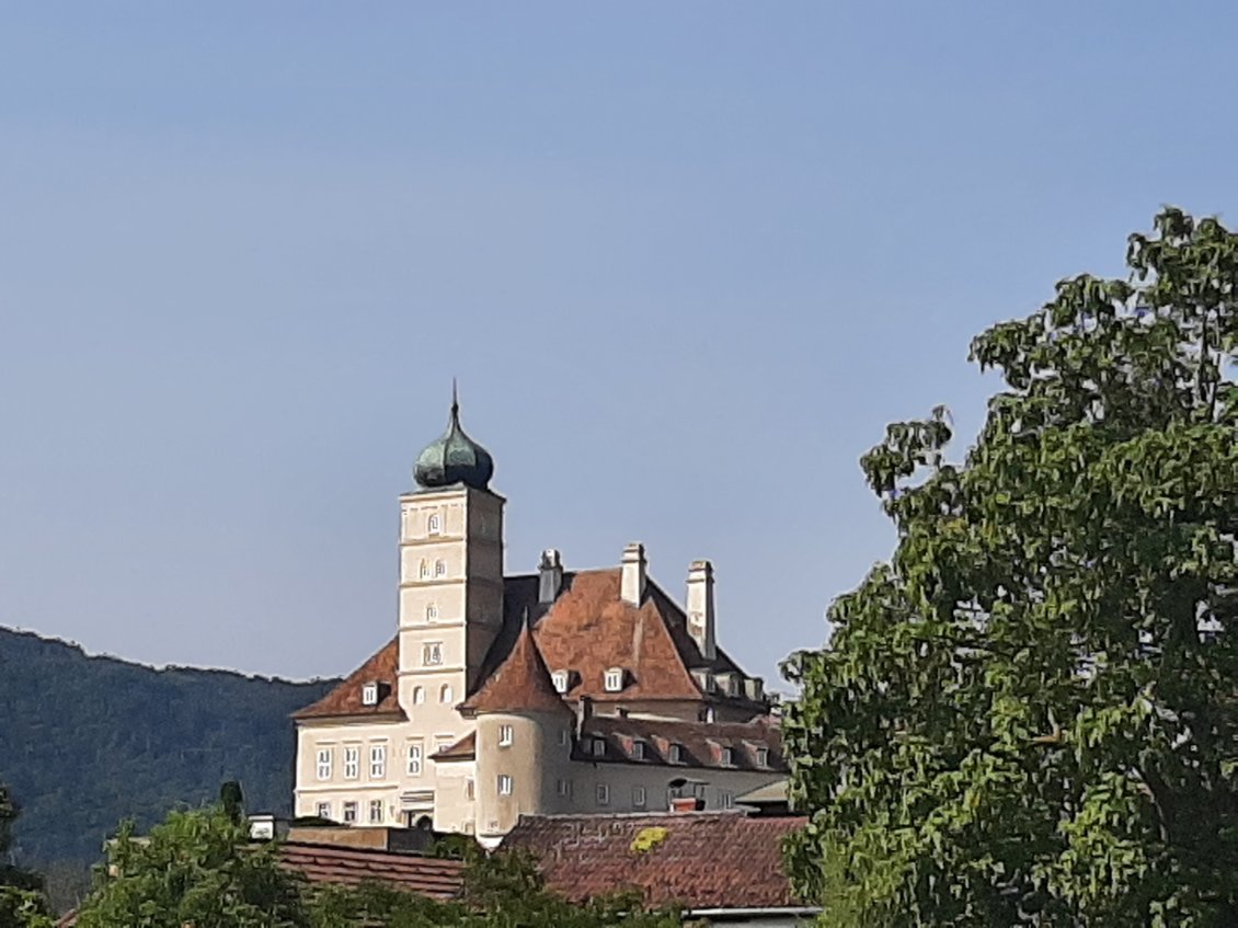 Les châteaux accrochent le regard.