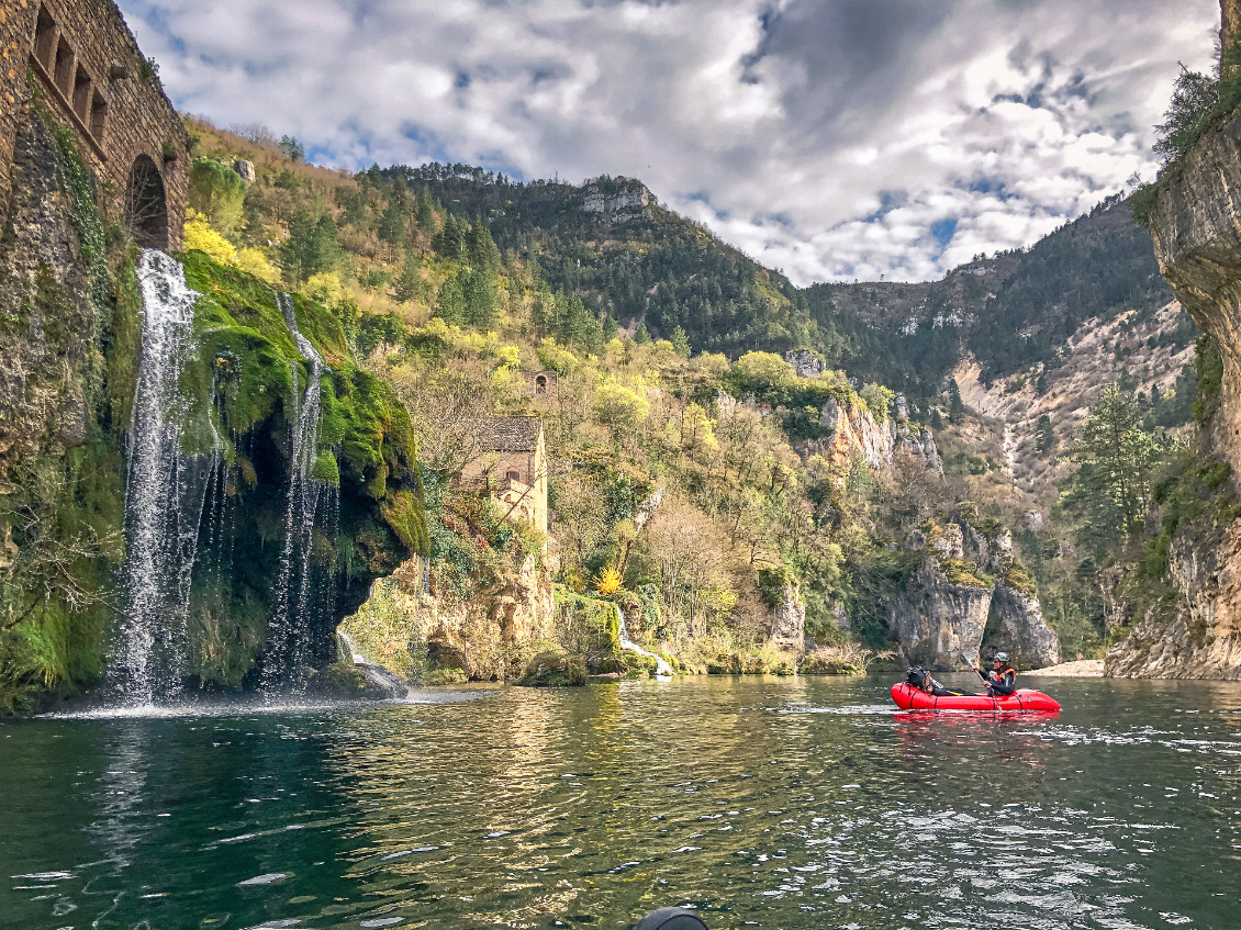 Packraft+Escalade sur le Tarn.
Photo : Julien Sales et Léana Lapointe