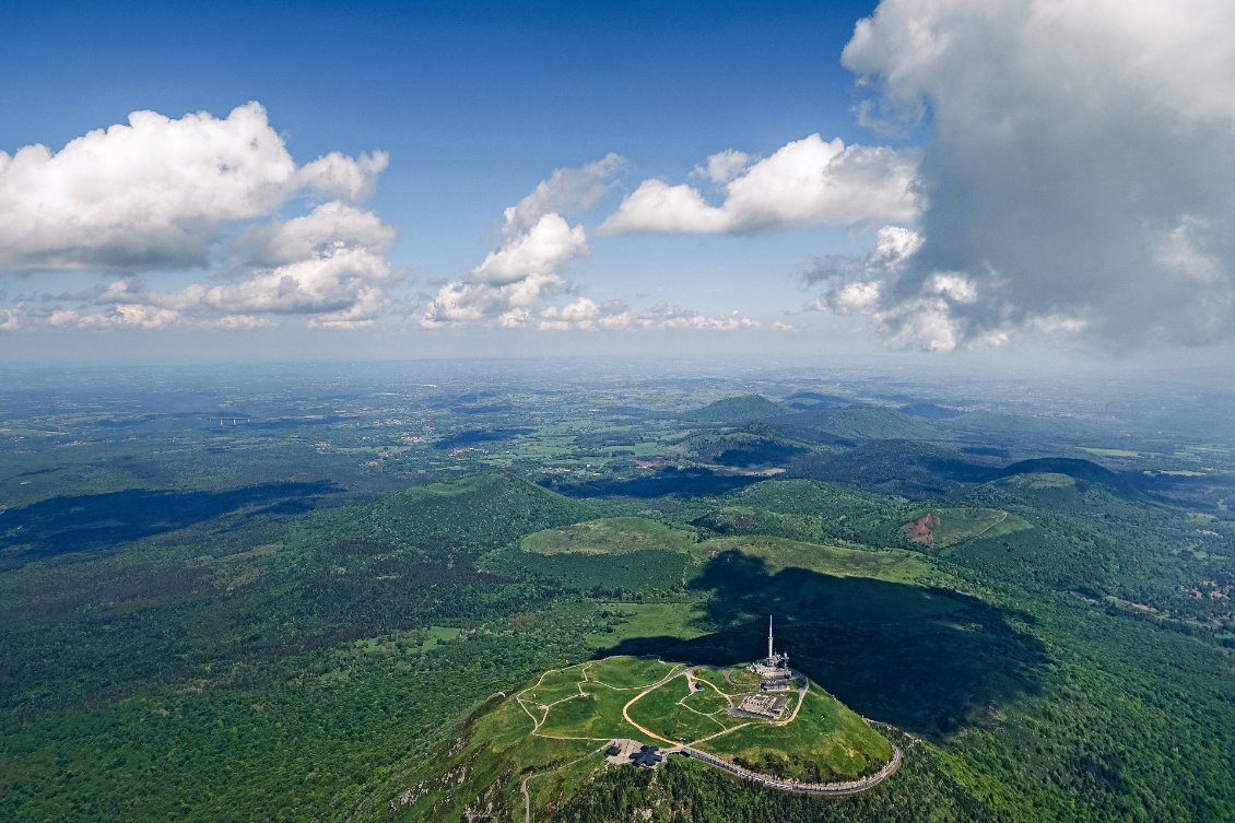 Vue plongeante sur le puy de Dôme.
Photo : Johanna.