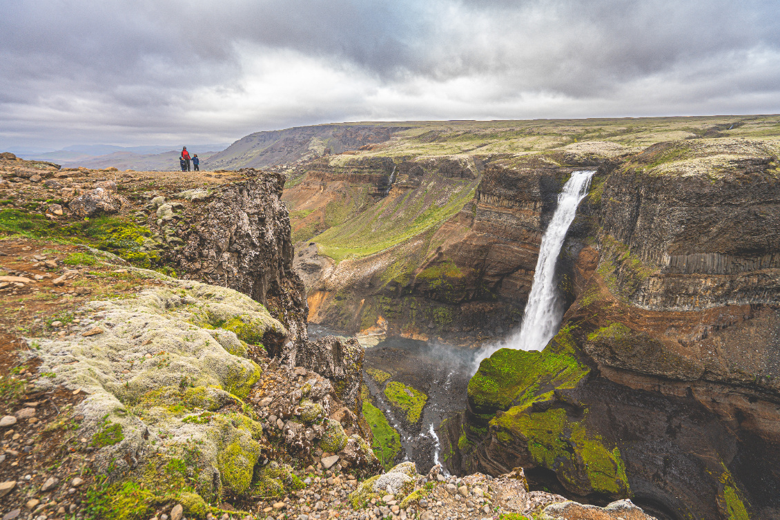 Spectacle devant la cascade de Háifoss.
Photo : Mário Chan et Ana Almeida. @Mamaoverlander