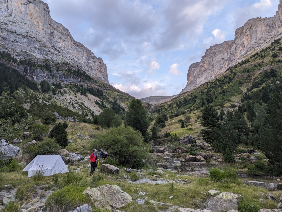 Etonnamment, un 12 août, nous sommes seuls à Fuenblanca, le seul emplacement de bivouac autorisé au fond du canyon d'Añisclo. L'environnement est superbe !