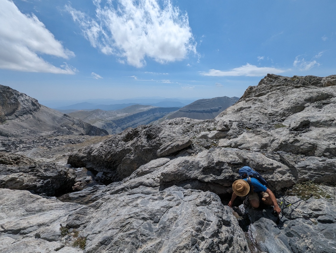 Le sentier se perd entre les blocs (cairns et clairement plusieurs passages possibles et empruntés). Au loin le canyon d'Ordesa