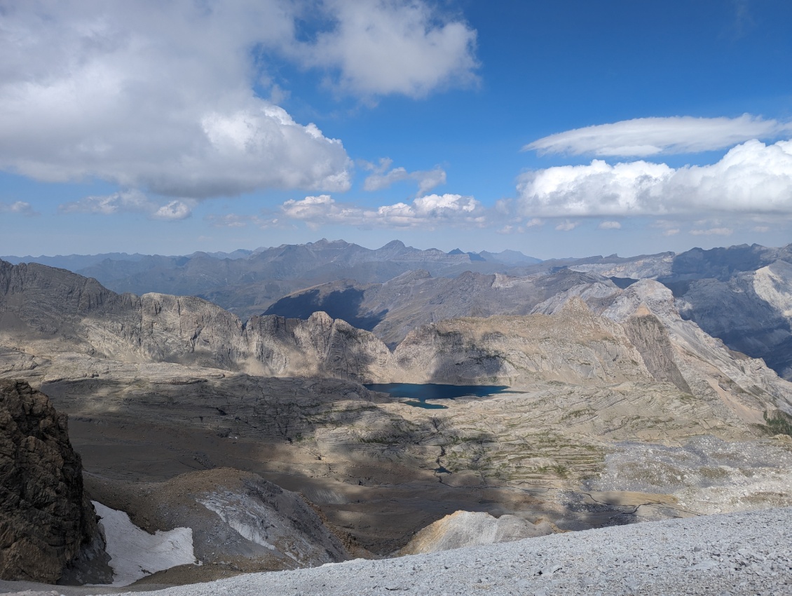 Au nord la vue sur le lac du Marboré, et, très esthétique en V, la brèche de Tuquerouye