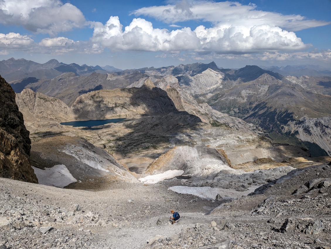 Dans la descente en face nord du col du Cilindre.