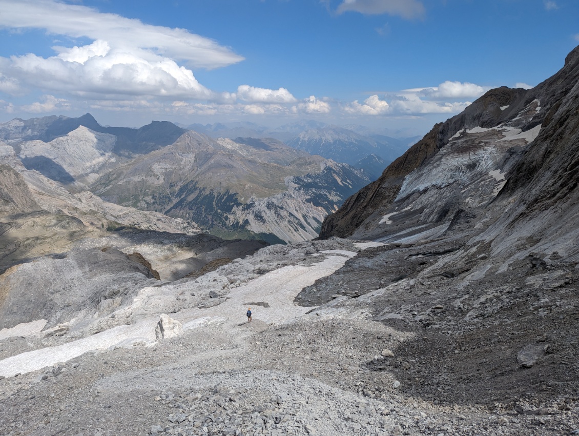 Le glacier du mont Perdu se dévoile, et au loin le vallon de Pineta, que c'est beau !