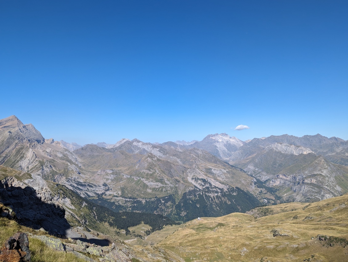 Tout au fond le Vignemale et son glacier