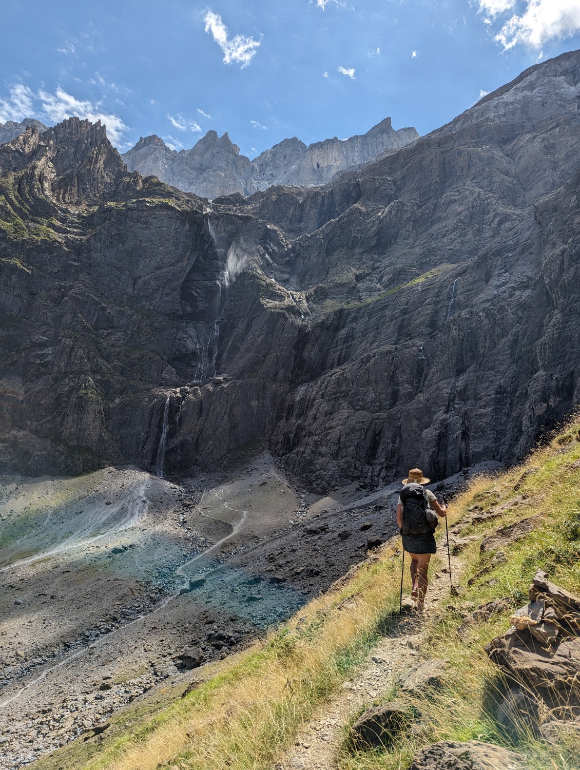 En s'élevant au fond du cirque de Gavanie, vue sur la cascade au pied de laquelle les plus courageux des visiteurs se rendent (nombreux en ce 14 août)