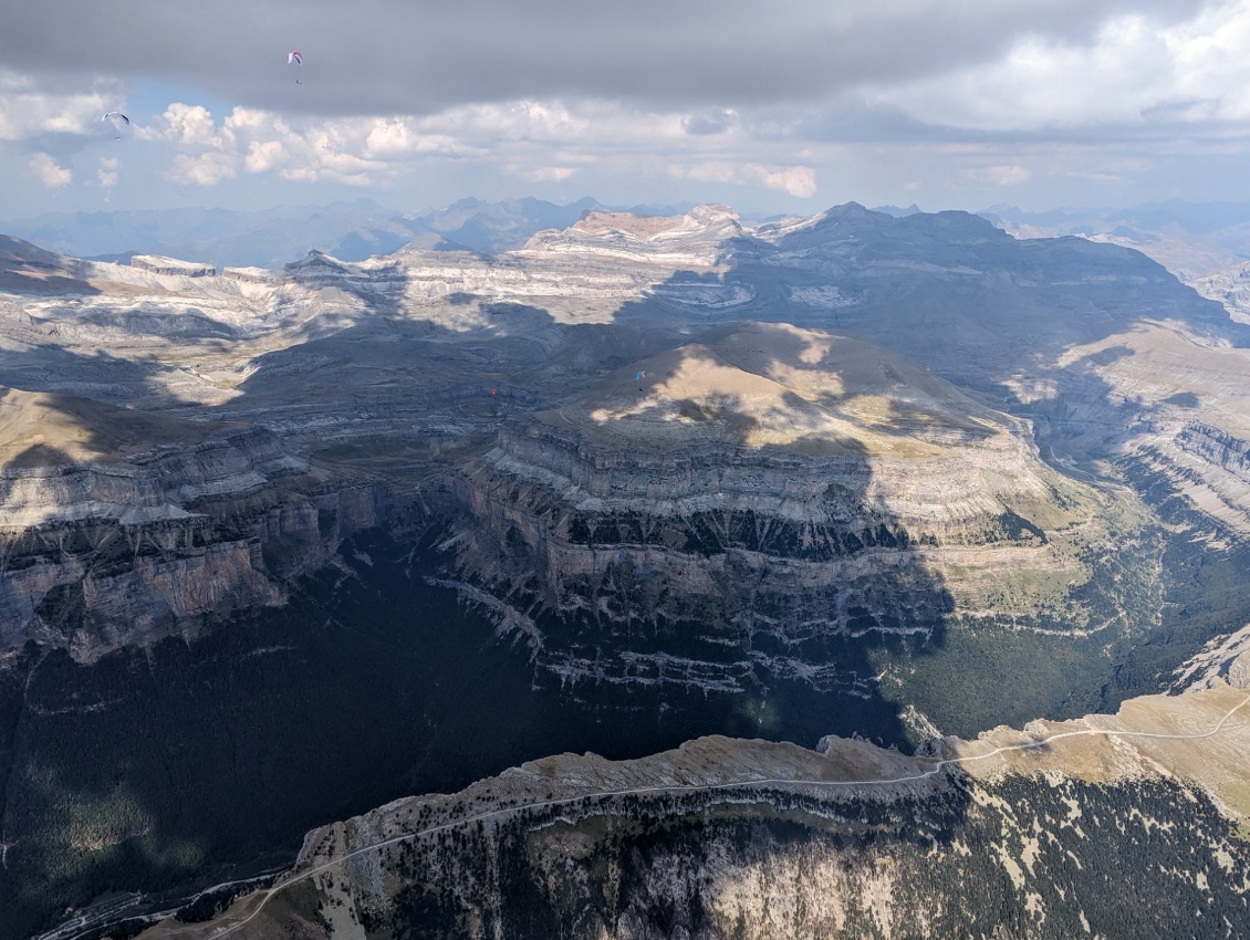 Vue panoramique : en haut à gauche de la photo la brèche de Roland, toute la ligne de crêtes parcourue à pied jusqu'au mont Perdu, et au milieu le superbe canyon d'Ordesa.
