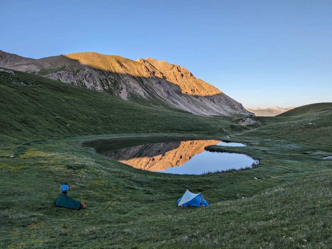 Deux petits tarps dans la montagne