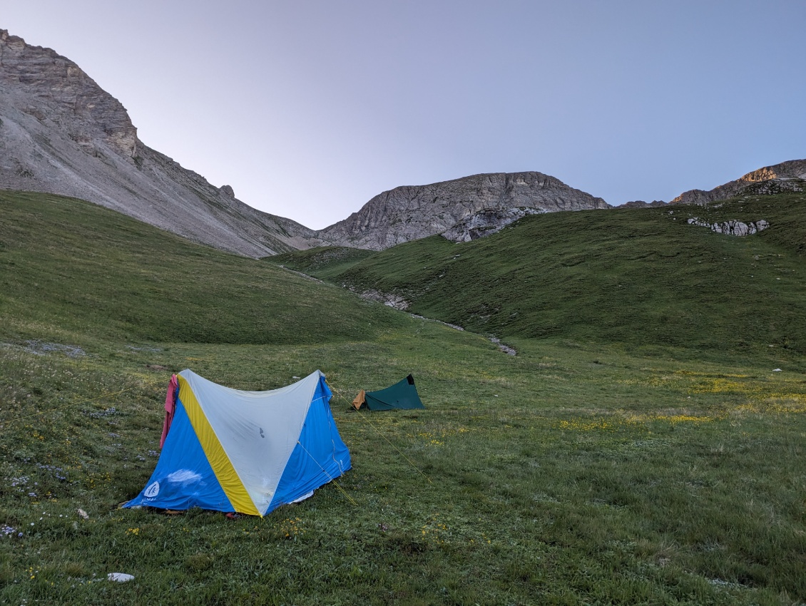 Nuit frisquette : du givre sur le tarp.