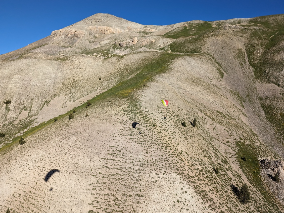 Glissade aérienne dans une ambiance colorée