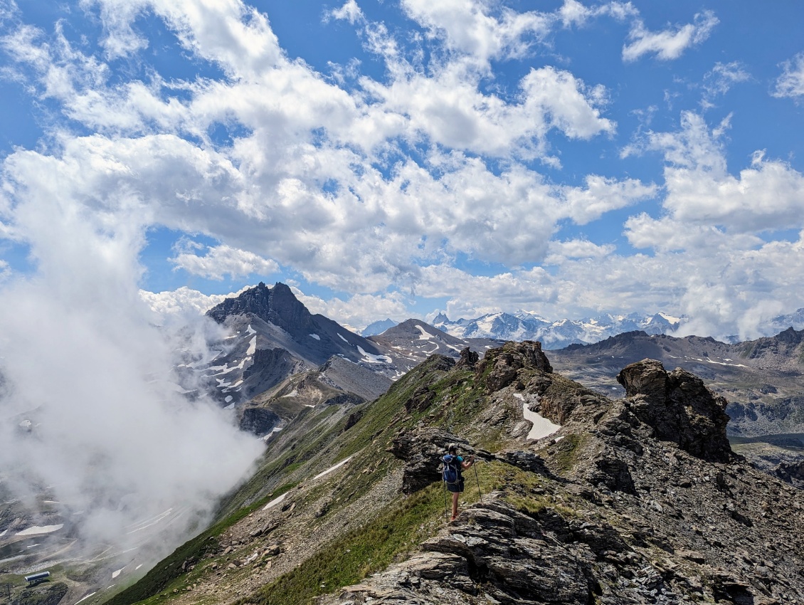 La suite de notre itinéraire du jour, le sentier de crêtes. Au fond dans la partie gauche : les becs de Bosson 3143m