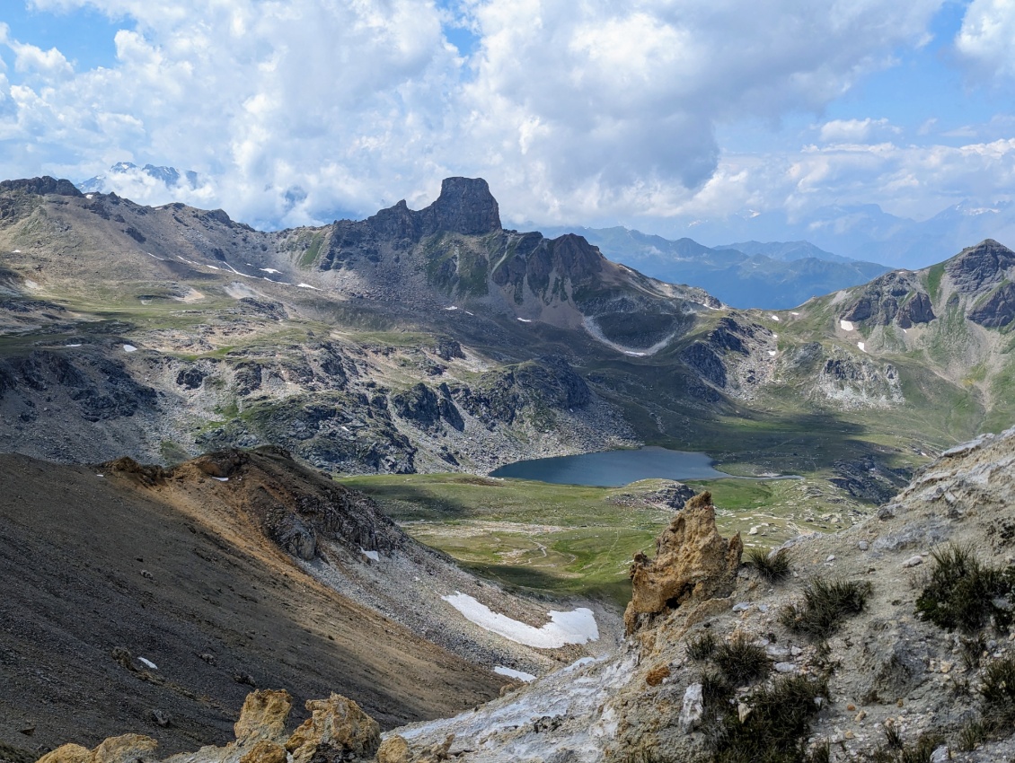 Vus depuis nos crêtes, le vallon de Réchy, où nous passerons demain,  lac de Loutché et l'esthétique Maya