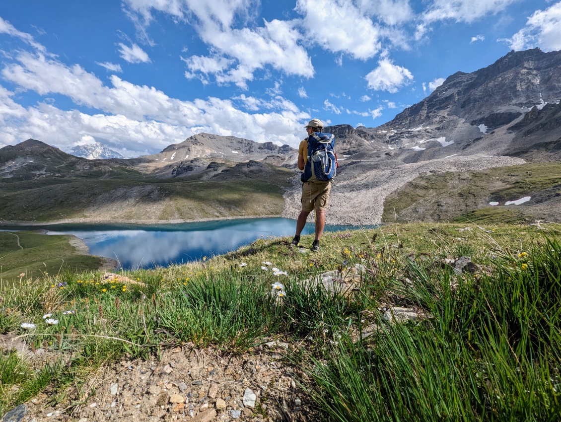 Le lac de Lona surmonté de son glacier pierreux