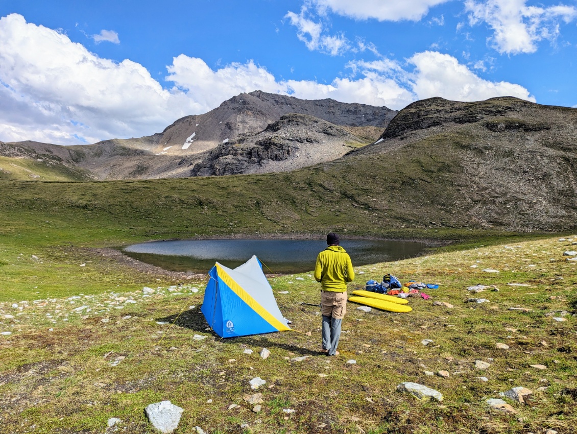 Notre joli bivouac aux abord d'un petit laquet qui surplombe le lac de Lona