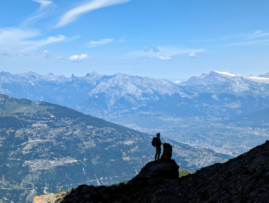 Vue plongeante sur la vallée du Rhône, au fond à droite les Diablerets