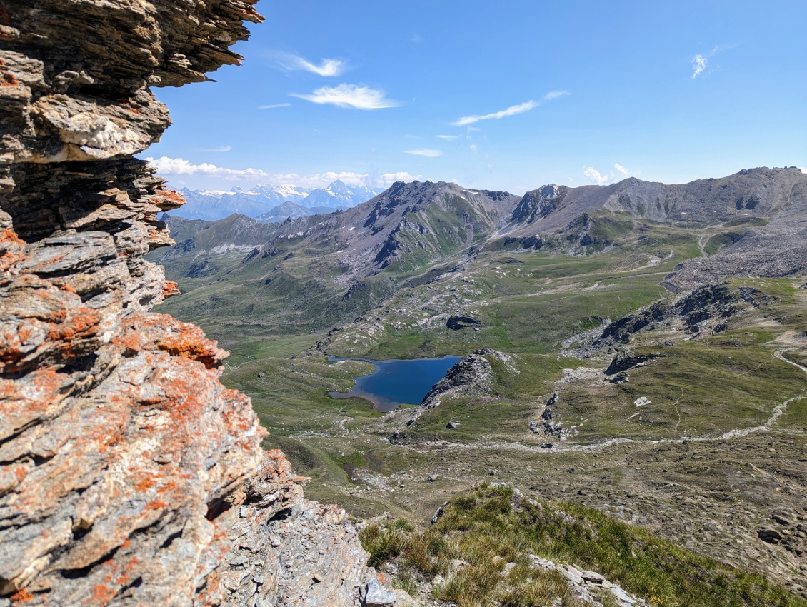 Vue sur le lac de Loutché depuis le collet au pied de la Maya