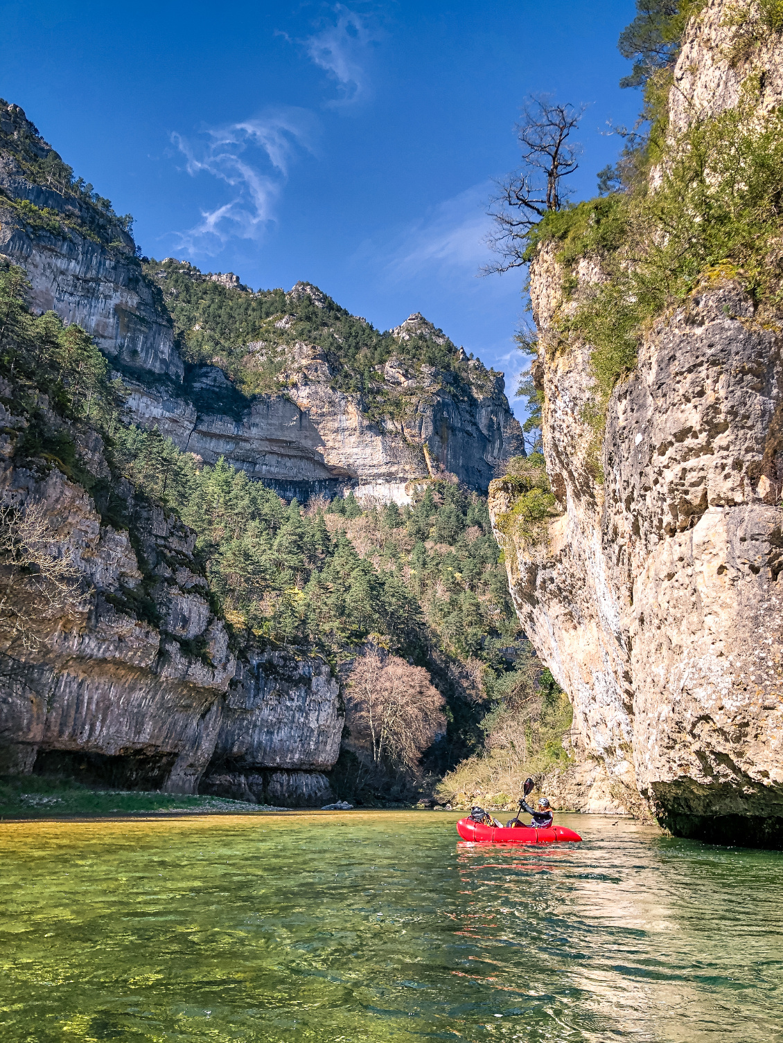 Rien à redire. Ni le kayakiste, ni le grimpeur ne se sentiront hors de leurs éléments dans les fameux « détroits » des gorges.