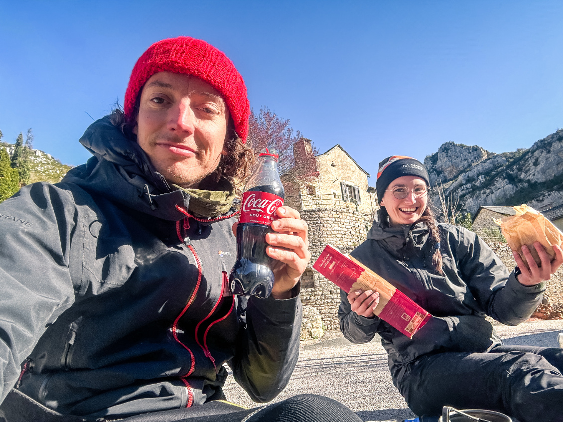 Glamour des berges. Le froid n’est pas le meilleur allié de la digestion, le 1er Coca de l’année intervient ! On s’adapte à ce qu’on trouve… et on est surtout heureux de trouver quelque chose d’ouvert !