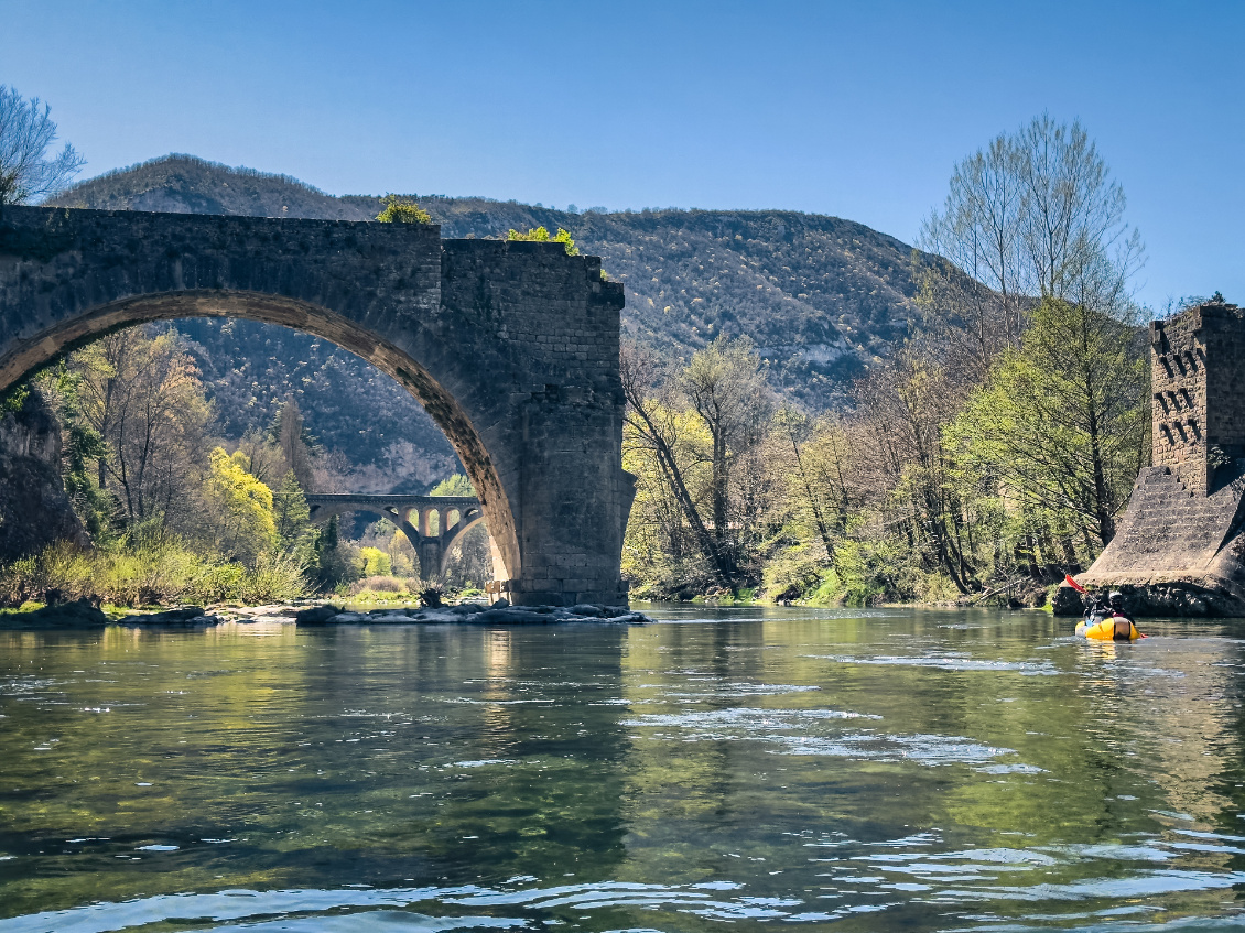 Une histoire de batelier. Jusqu’en 1900 et depuis 1336 au moins, les causses se reliaient en barque ! On perpétue la tradition et on admire le premier pont, embarqué par une montée des eaux brutale (un de ces fameux « épisodes cévenols »).