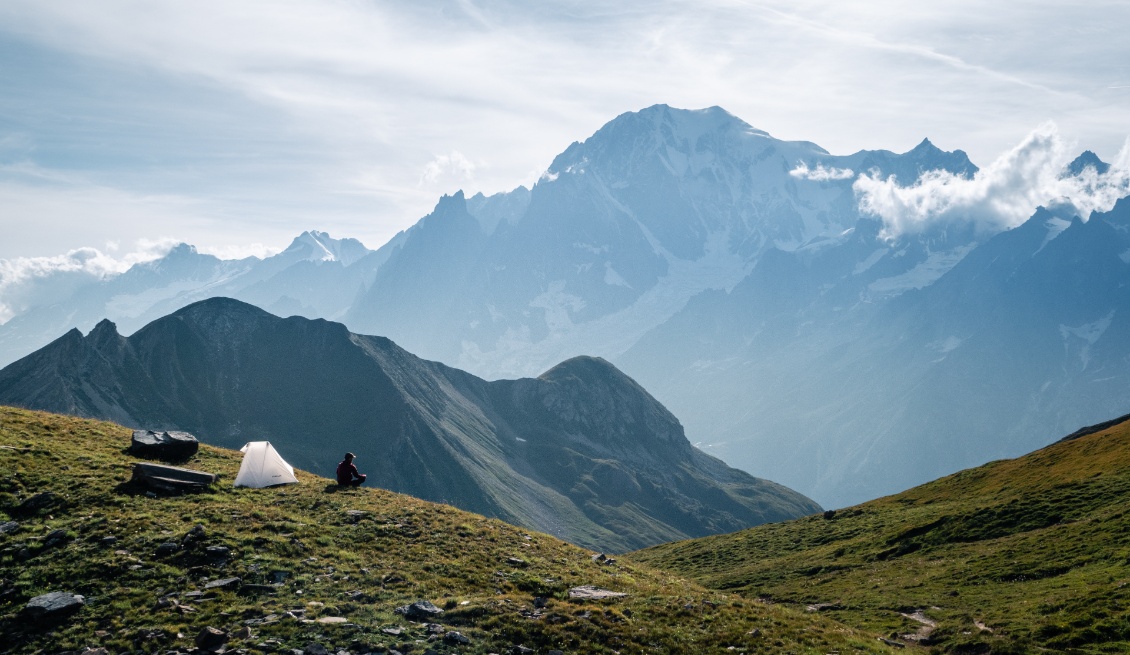 Je m'arrête assez tôt aujourd'hui : impossible de ne pas bivouaquer ici, face au toit de l'Europe !