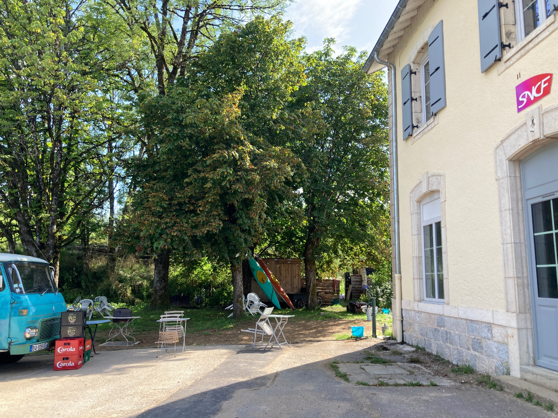 Food truck et petit jardin bucolique à la gare de La Chaux-des-Crotenay.