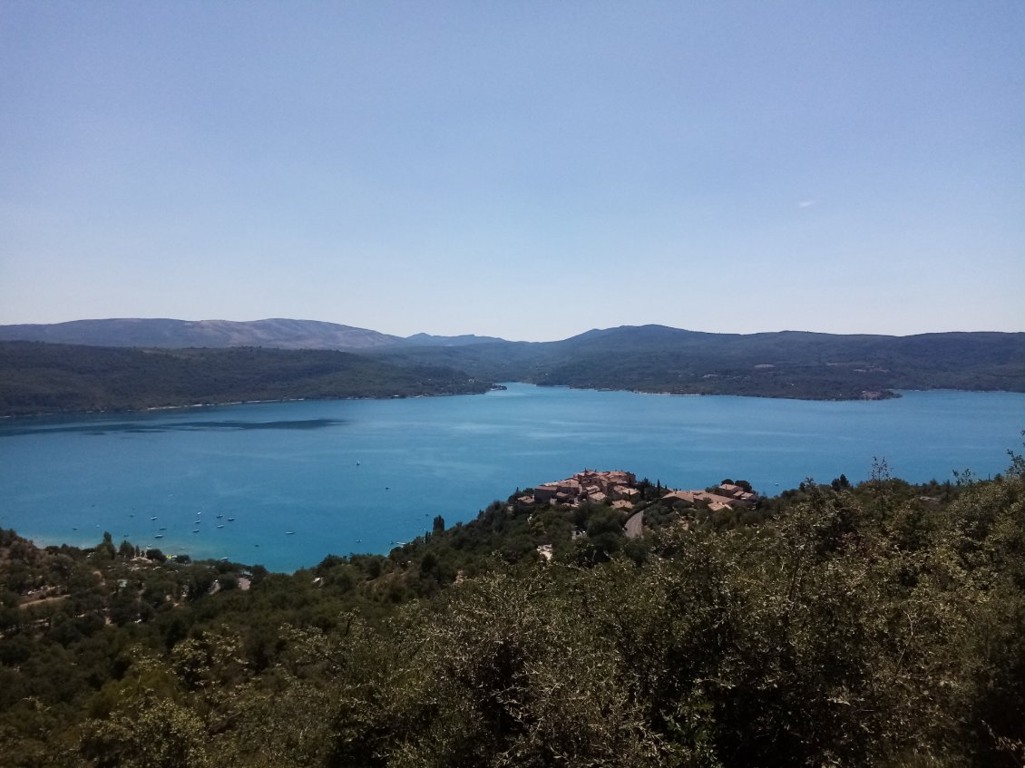 Vue sur le lac de Sainte Croix et le village de Sainte Croix du Verdon.