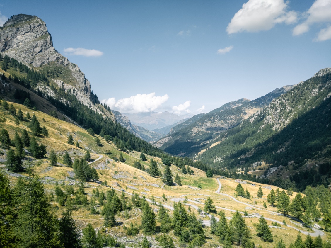 La route prend de l'altitude.