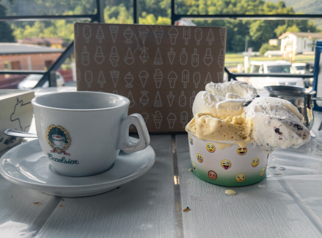 Troisième petit déjeuner. Magie italienne, la glace semble échapper aux lois de la physique.