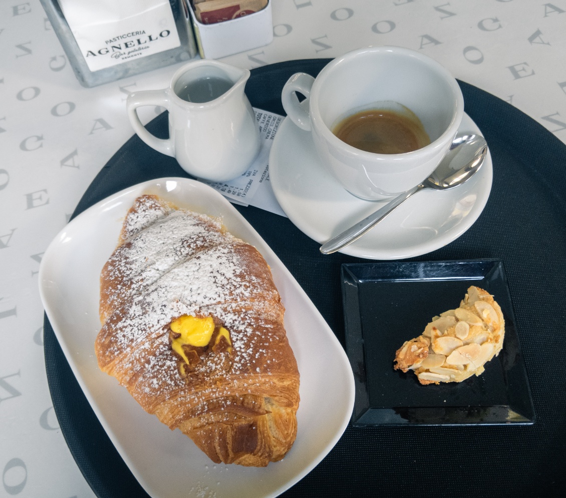 Deuxième petit déjeuner. Le croissant est fourré à la crème pâtissière cette fois.