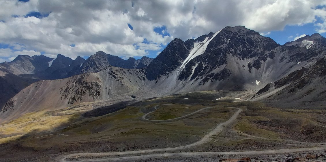 presque arrivé au col - la route fait ce cœur - et mon cœur bat la vie - il bat et souffle -  