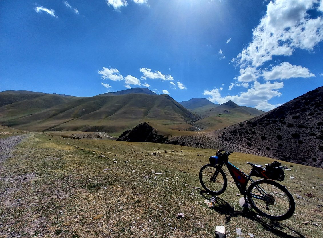 c'est de l'autre coté en face Sud que je croise des concurrents de la slik road mountain race - c'est de cette course dont je m'inspire pour mon voyage - je croise les deux filles qui gagnent dont Nathalie Baillon, francaise - 2 jours avant je croise en face nord le Français qui gagne avec beaucoup d'avance - eux, les participants, ils roulent vite et fort - ils n'ont pas le droit d'être aider et soutenu par les habitants - ils volent au dessus - ils roulent - ils avancent vite ... eux ... ils m'impressionnent ils sont forts et robustes ... ils ont une manière de rouler que peut-être je n'aprecierais pas vraiment