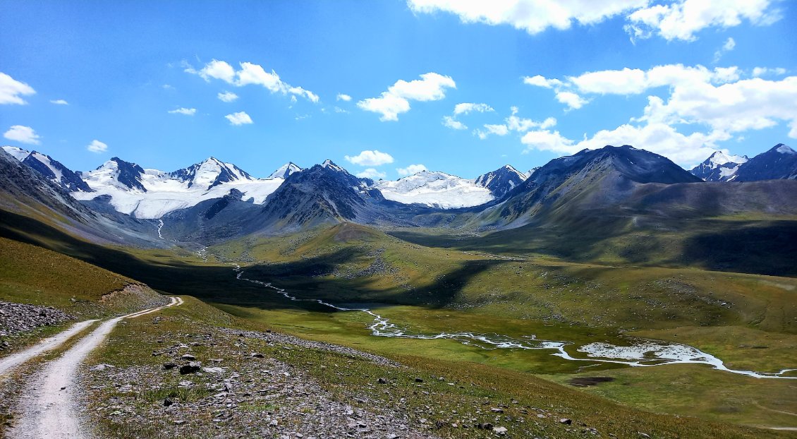 cette vallée est une merveille - mais ce n'est que le début des beautés - au Kirghizstan ca ne s'arrête jamais ... les beautés